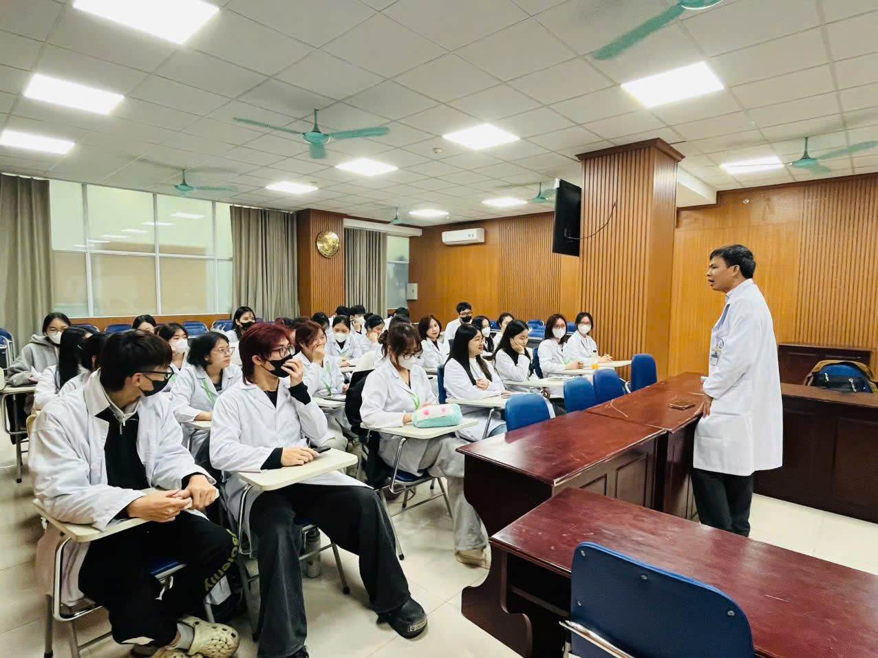 Từ giảng đường đến thực tiễn: Sinh viên Dinh dưỡng năm thứ nhất khám phá môi trường làm việc