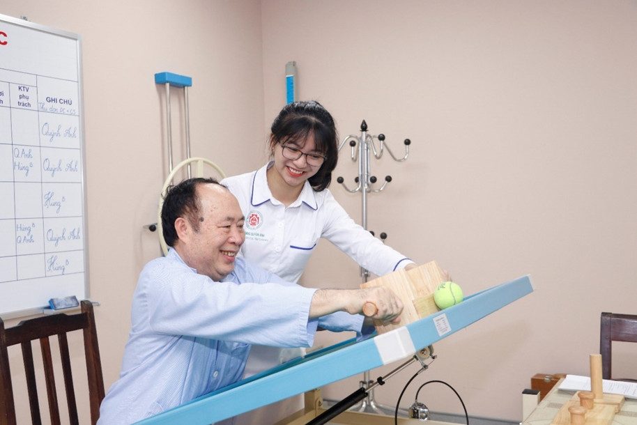 Bệnh nhân được tập Phục hồi chức năng giúp nhanh chóng trở lại cuộc sống hàng ngày sau khi điều trị bệnh. Nguồn ảnh: benhvien108.vn