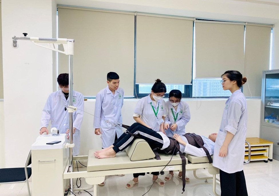Sinh viên Cử nhân Phục hồi chức năng trong giờ học thực hành tại trường Đại học Y tế công cộng (Nguồn ảnh: Bộ môn Phục hồi chức năng – Trường Đại học Y tế công cộng)